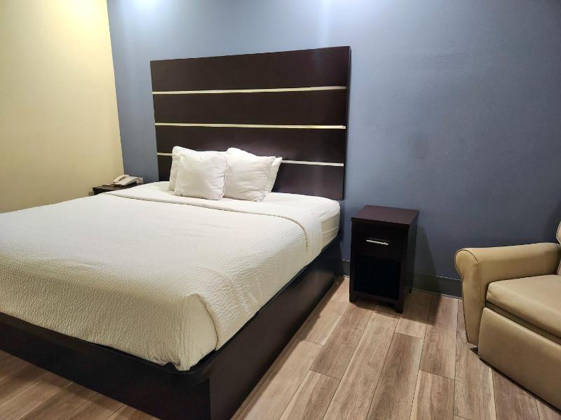 1 King Bed, Accessible Rolling Shower, Non Smoking image 2