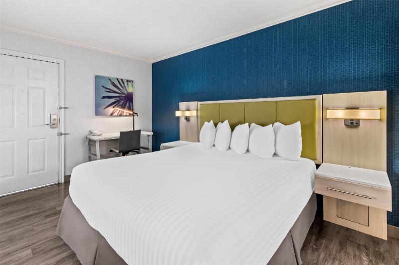 Queen Room with Roll-In Shower - Disability Access image 4
