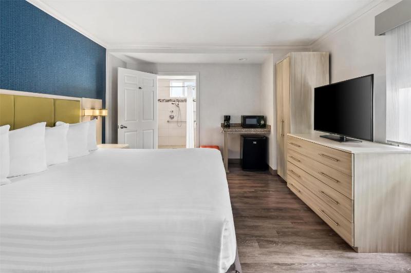 Queen Room with Roll-In Shower - Disability Access image 3