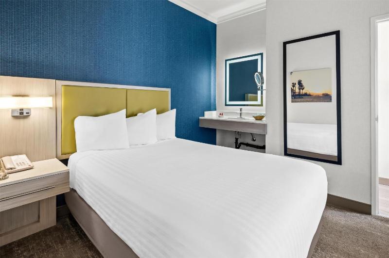 Two-Room Suite with Two Double Beds image 4
