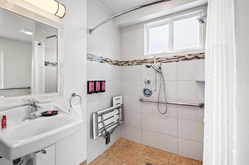 Queen Room with Roll-In Shower - Disability Access image 2