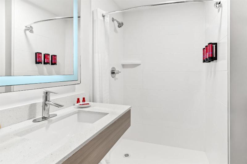 King Suite with Jacuzzi  image 2