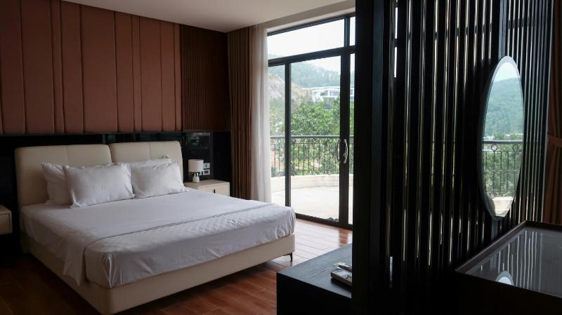 3BR Lake View Ivory Hoa Binh Villa - image 8