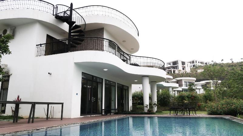 3BR Lake View Ivory Hoa Binh Villa - image 4