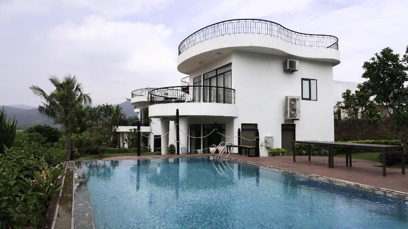 3BR Lake View Ivory Hoa Binh Villa - image 1