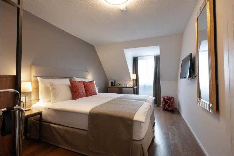 Double room facing the Chapel Bridge and balcony 12m2 image 4