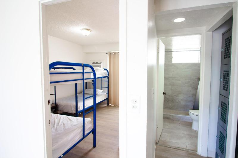 Bed in 4-Bed Mixed Dormitory with Kitchen image 3