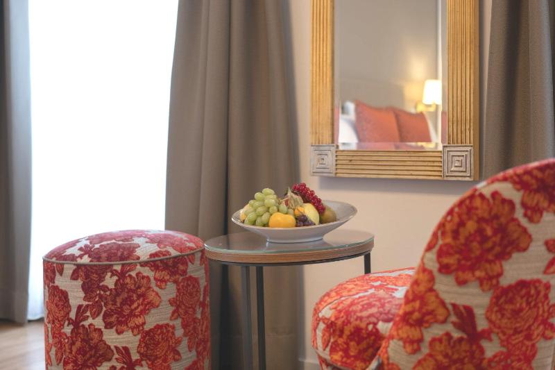 Double room facing the Chapel Bridge and balcony 21m2 image 1