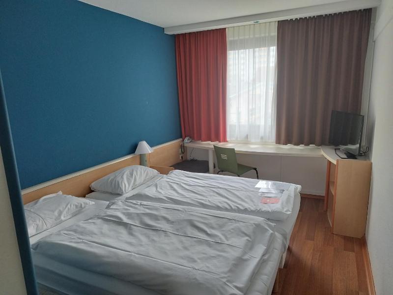 Standard Twin Room image 3