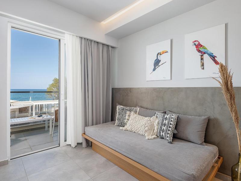 Superior Twin Room with Sea View image 2