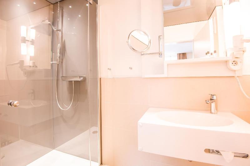 Standard Queen Room image 1