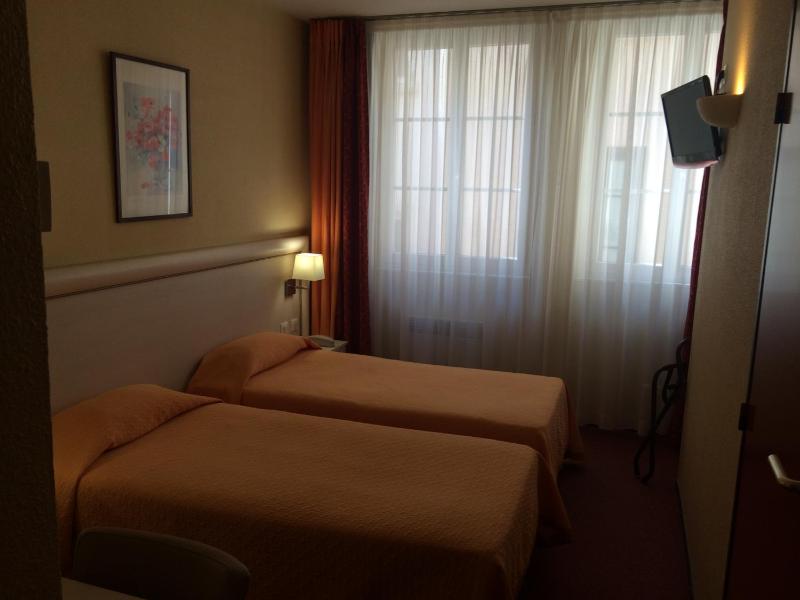 Standard Twin Room image 3