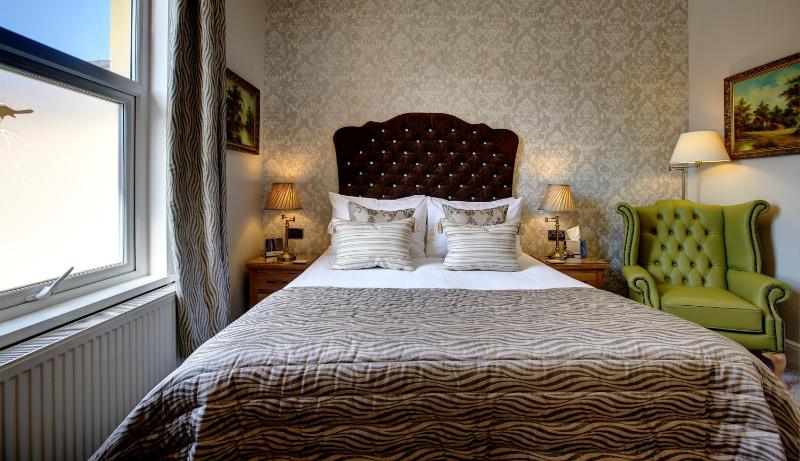 Classic Double Room image 2