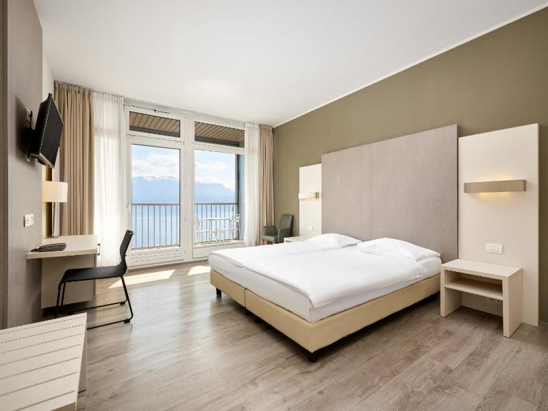 Superior Double with Balcony and Lake View image 4