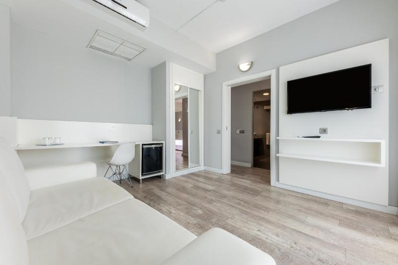 Deluxe Family Room image 4