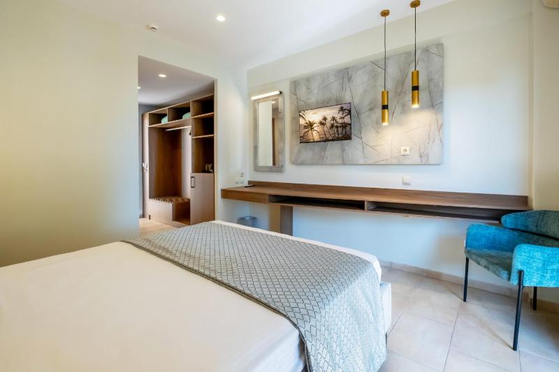 Deluxe Double Room with Sea View image 4
