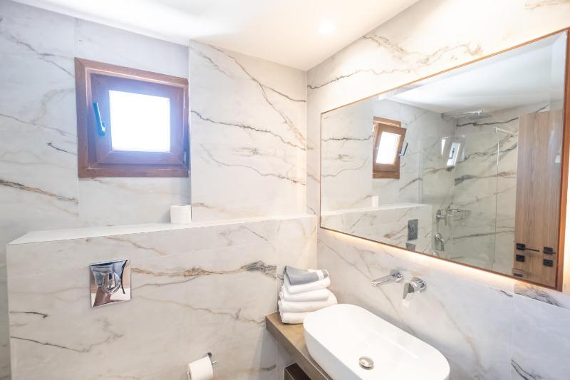 Deluxe Double Room with Sea View image 3