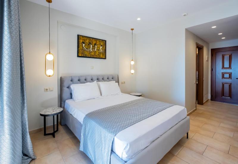 Deluxe Double Room with Sea View image 2