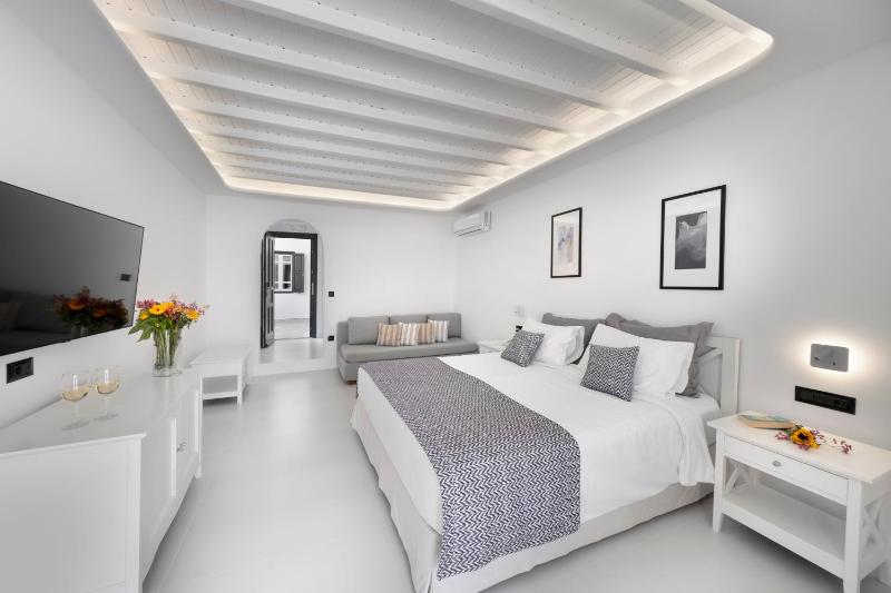 Superior Double Room with Sea View image 4