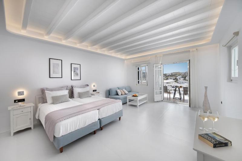 Superior Double Room with Sea View image 3