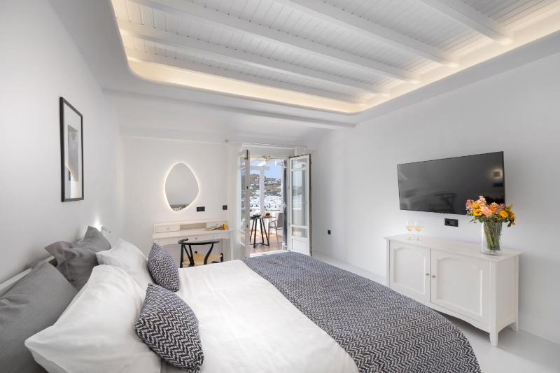 Superior Double Room with Sea View image 1