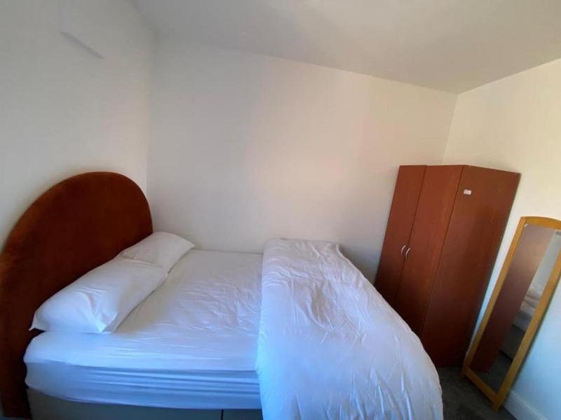 Cosy 2-Bed House - Sleeps 5 Garden & Pet-Friendly - image 16