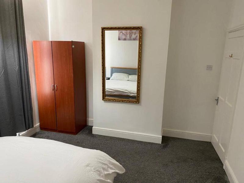 Cosy 2-Bed House - Sleeps 5 Garden & Pet-Friendly - image 7
