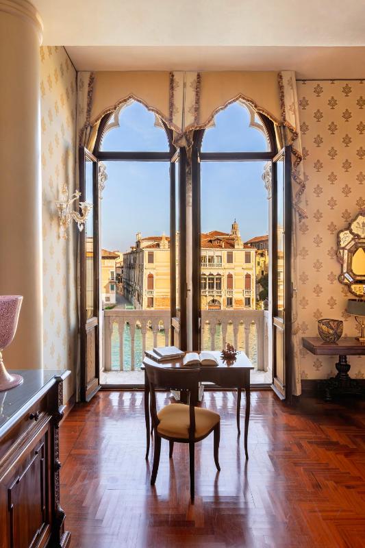 Junior Suite with Grand Canal View image 4