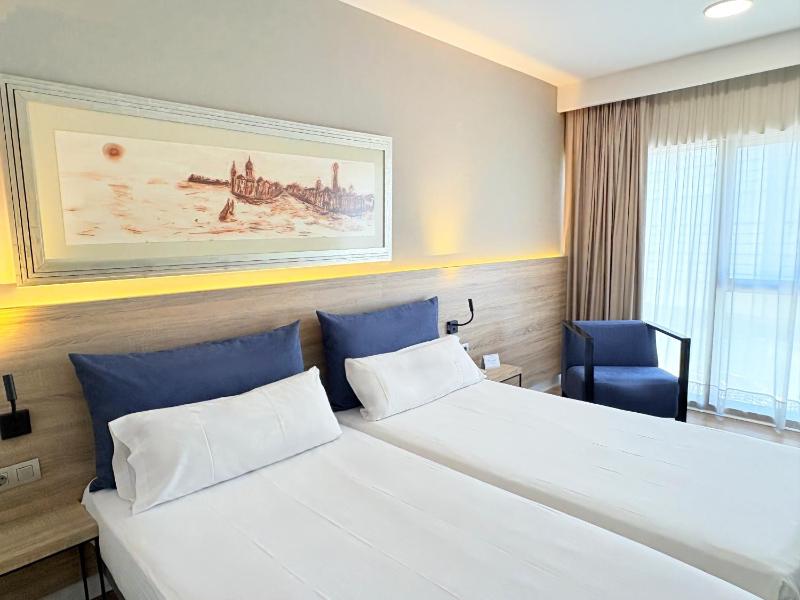 Double or Twin Room image 4