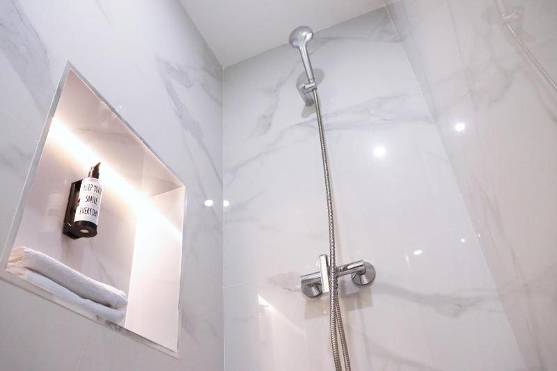 Twin Room with Extra Bed image 2