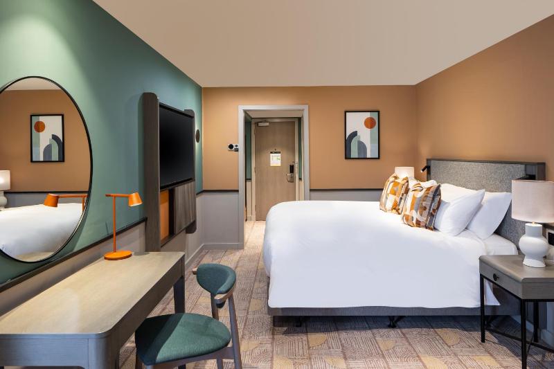 Super Premium King Room with Sofa Bed and Garden View image 3