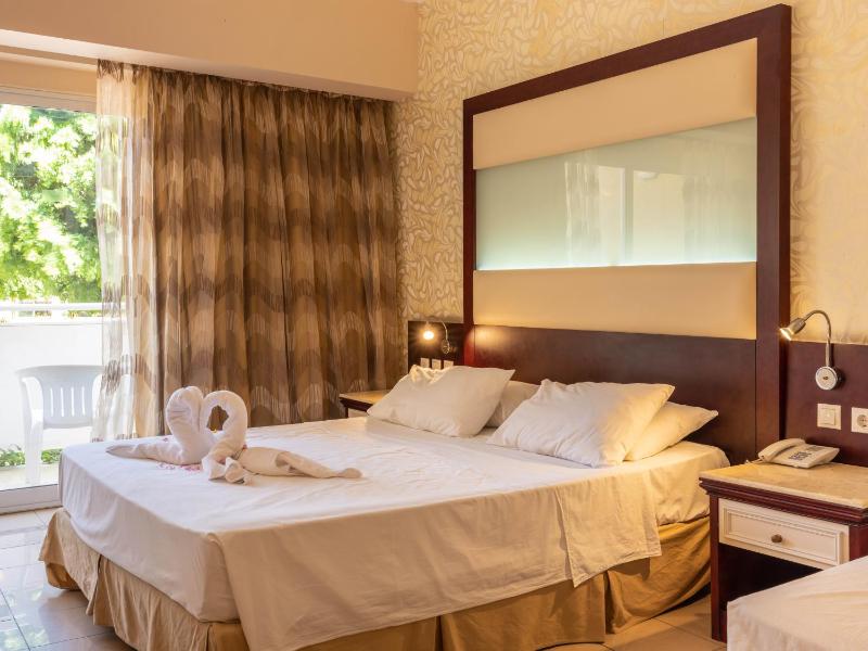 Double Room with Land View image 3