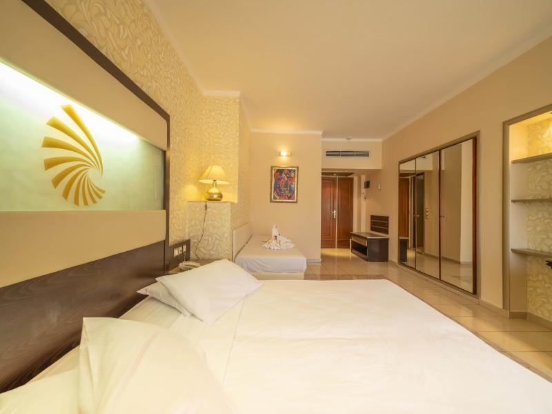 Double Room with Land View image 4