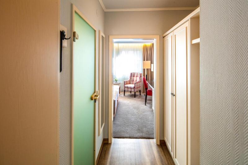 Classic Double Room image 4