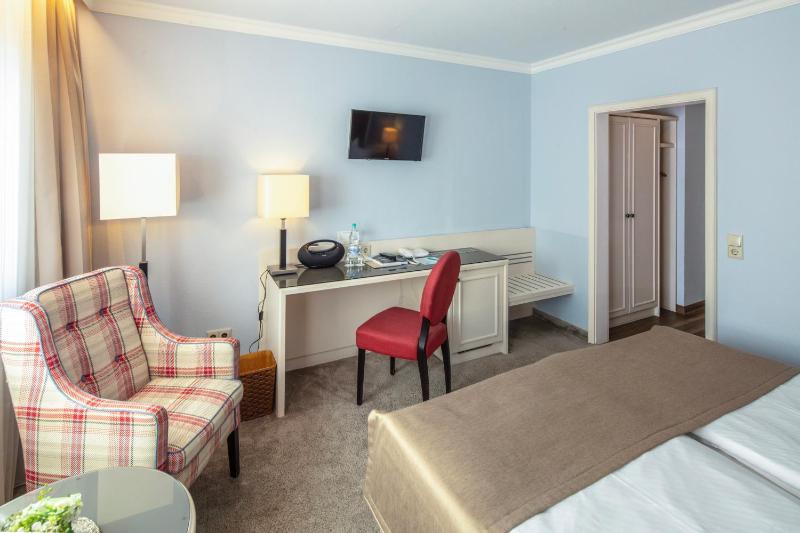 Classic Double Room image 3