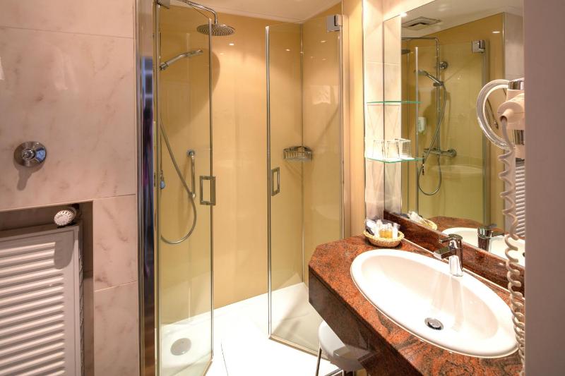 Classic Double Room image 2