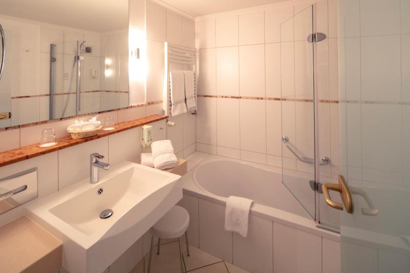 Deluxe Double Room image 3