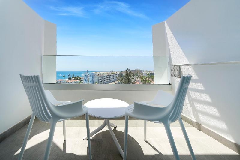 Deluxe Double or Twin Room with Sea View image 3