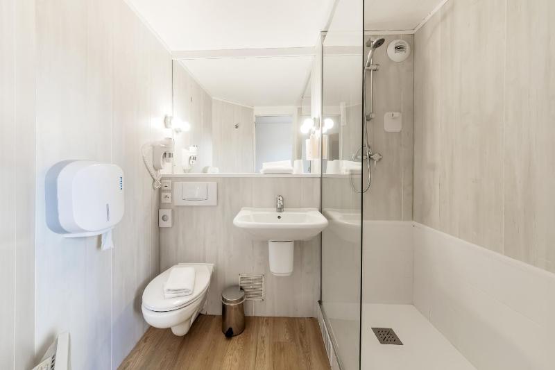 Triple Queen Room - Non Smoking image 2