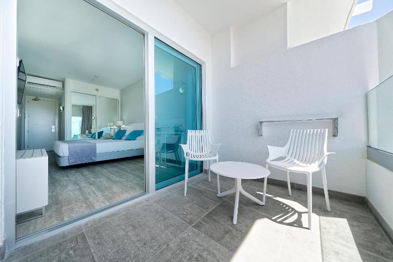 Deluxe Double or Twin Room image 1