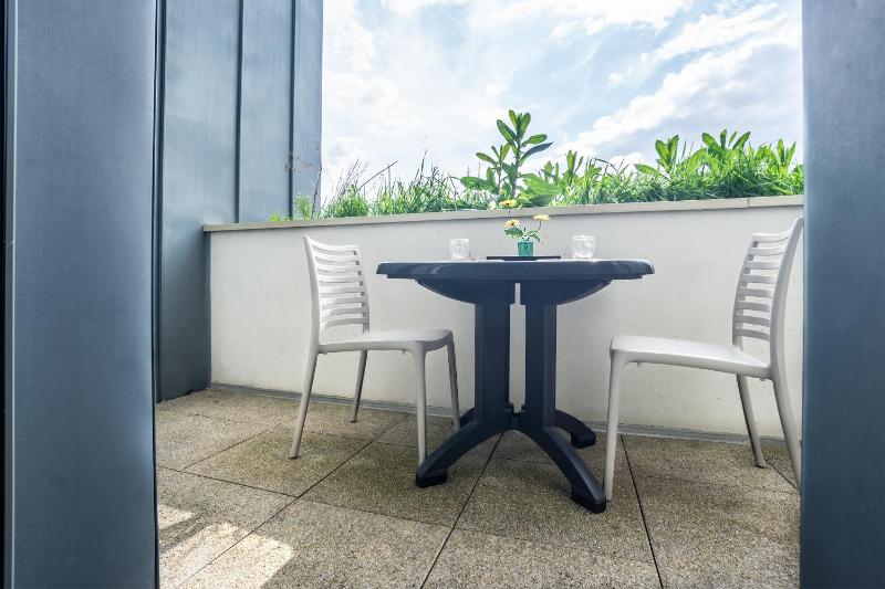 Studio with Balcony image 4