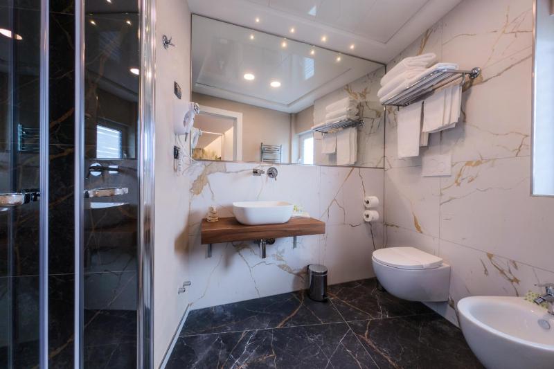 Quadruple Room image 4