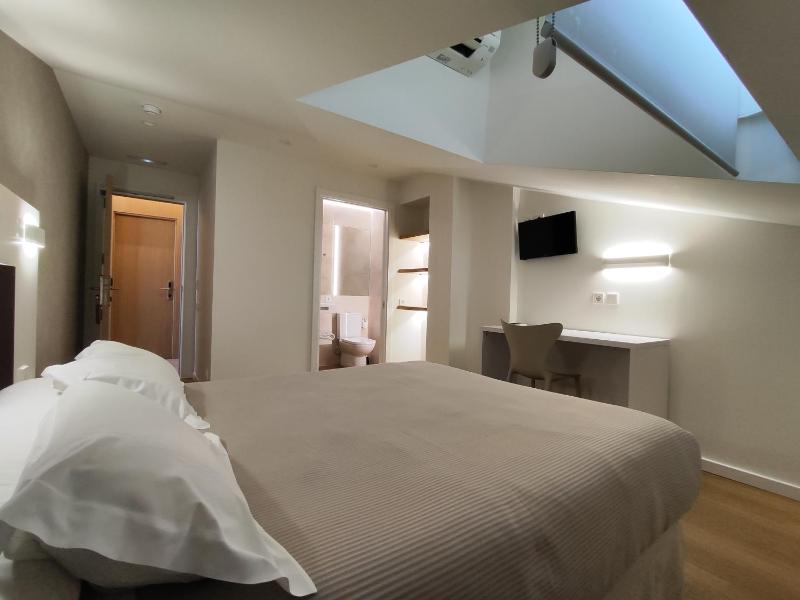 Double Room image 3