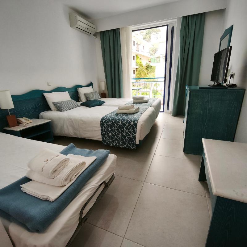 Twin Room with Extra Bed image 3