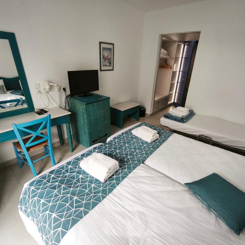 Twin Room with Extra Bed image 4