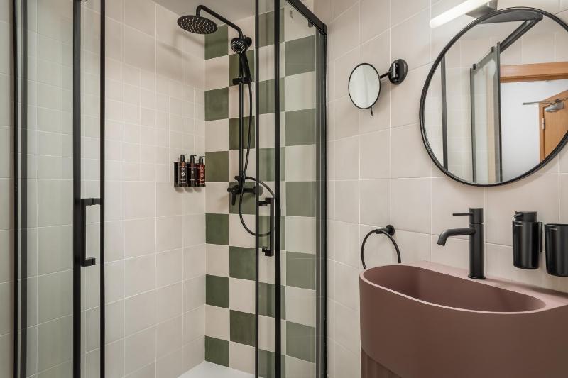 Standard Double Room image 4
