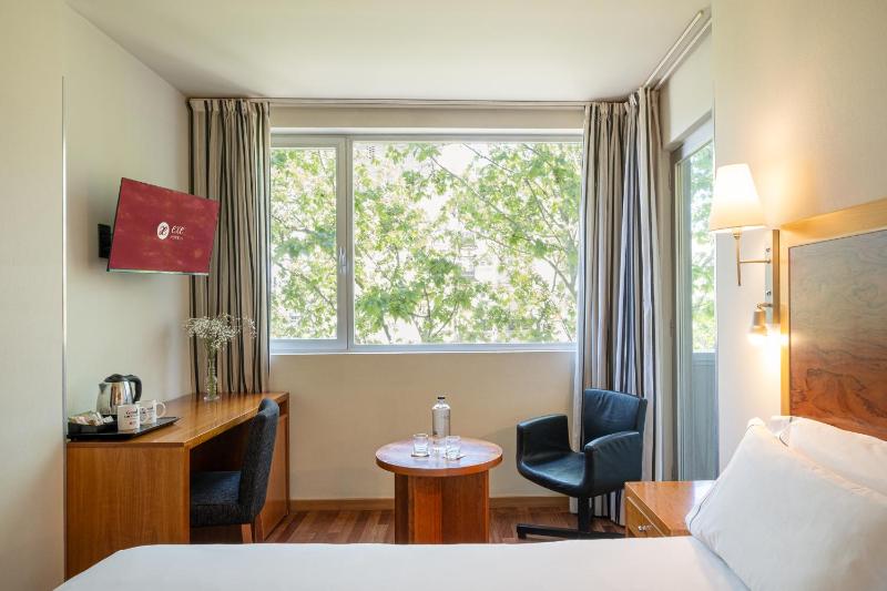 Double Room with Balcony image 3