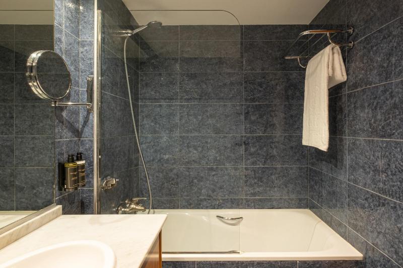 Double Room with Balcony image 2