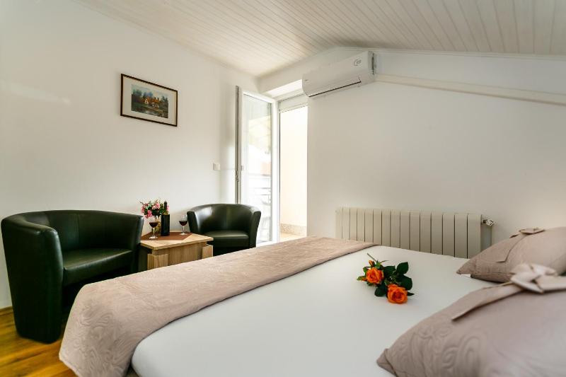 Double Room with Balcony image 4