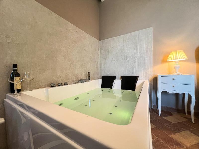 Double Room with Spa Bath image 4